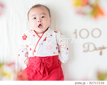 百日祝い　生後100日の赤ちゃん 92717230