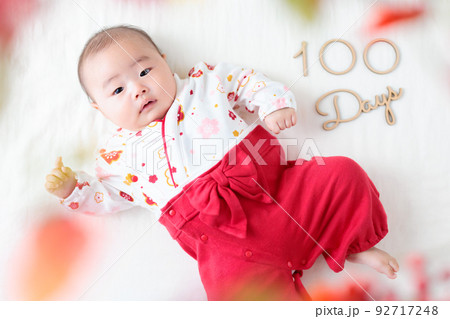 百日祝い　生後100日の赤ちゃん 92717248