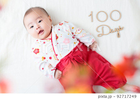 百日祝い　生後100日の赤ちゃん 92717249