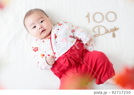 百日祝い　生後100日の赤ちゃん 92717250