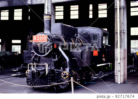 2004年　機関庫に佇むB2010蒸気機関車 92717674