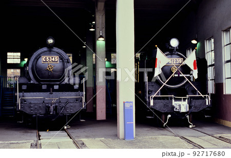 2004年 機関庫に佇むC5345とC51239蒸気機関車 2004年 機関庫に佇むC5345とC51239蒸気機関車 92717680