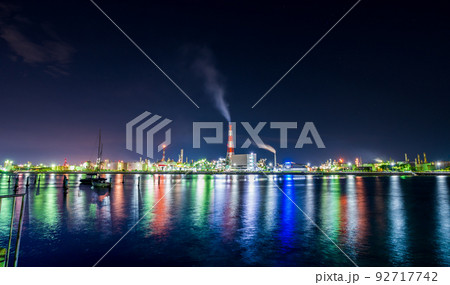 水面に七色に反射する光が美しい四日市コンビナートの夜景 92717742
