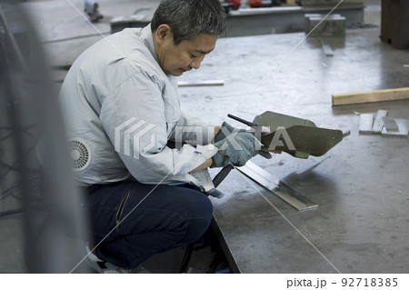 溶接工イメージ　空調作業服を着て溶接の準備をするミドル男性作業員 92718385