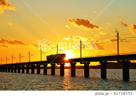 茨城県 夕暮れの北浦橋梁と電車 茨城県 夕暮れの北浦橋梁と電車 92718555