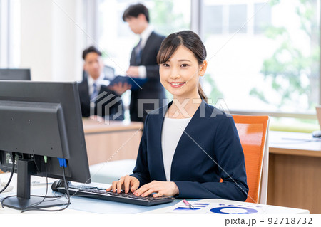 オフィスで働くビジネスウーマン オフィスで働くビジネスウーマン 92718732