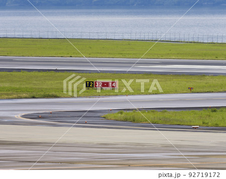 空港誘導路の標識 92719172