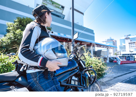 大型アメリカンバイクで横浜をツーリングする女性ライダー 92719597