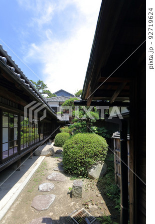 高松城の披雲閣、桐の間前の中庭(向こうに見える屋根は香川県民ホール) 高松城の披雲閣、桐の間前の中庭(向こうに見える屋根は香川県民ホール) 92719624