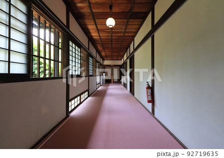 高松城の披雲閣の蘇鉄の間近くの廊下 92719635