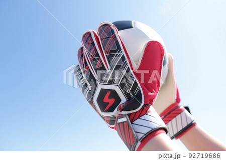 サッカーボールをキャッチするゴールキーパーの男性 92719686