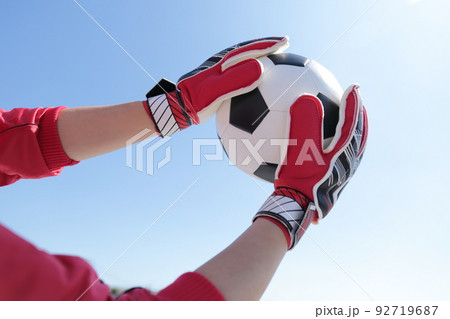 サッカーボールをキャッチするゴールキーパーの男性 92719687
