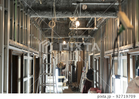 内装工事:下地むき出しの廊下 内装工事:下地むき出しの廊下 92719709