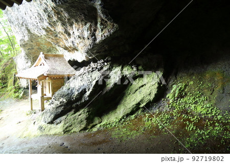 三徳山 三佛寺 観音堂(後ろに胎内くぐり) 【鳥取県三朝町三徳】 三徳山 三佛寺 観音堂(後ろに胎内くぐり) 【鳥取県三朝町三徳】 92719802