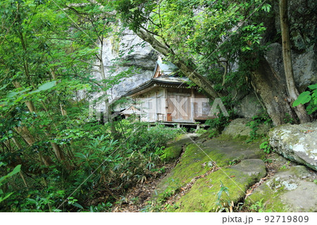 三徳山 三佛寺 観音堂(後ろに胎内くぐり) 【鳥取県三朝町三徳】 三徳山 三佛寺 観音堂(後ろに胎内くぐり) 【鳥取県三朝町三徳】 92719809