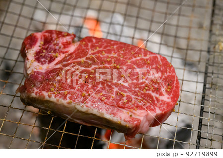 霜降り肉の炭火焼 92719899