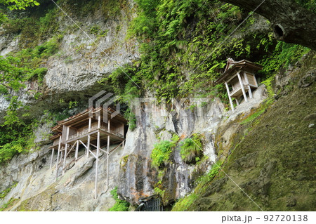 三徳山  三佛寺奥院 投入堂（国宝） 【鳥取県三朝町三徳】 92720138