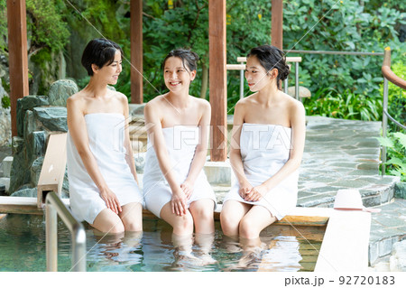 温泉 露天風呂 女子旅 温泉 露天風呂 女子旅 92720183