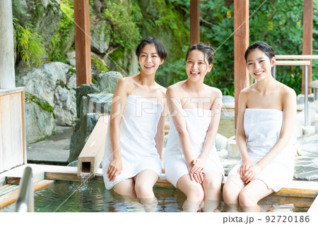 温泉 露天風呂 女子旅 温泉 露天風呂 女子旅 92720186