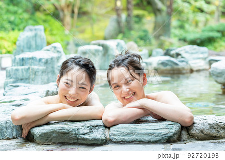 温泉 露天風呂 女子旅 温泉 露天風呂 女子旅 92720193