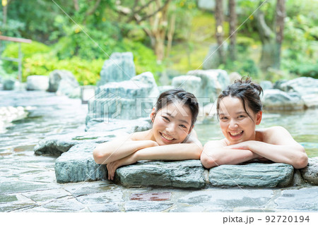 温泉　露天風呂　女子旅 92720194