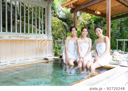 温泉 露天風呂 女子旅 温泉 露天風呂 女子旅 92720248