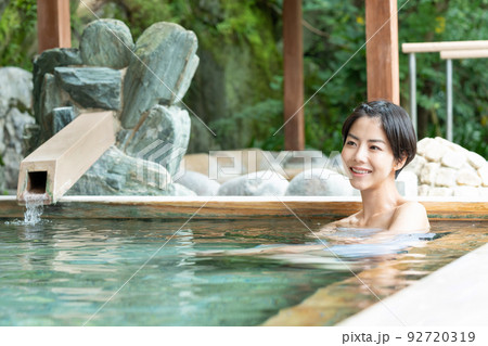 温泉　露天風呂　女子旅 92720319