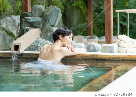 温泉 露天風呂 女子旅 温泉 露天風呂 女子旅 92720334