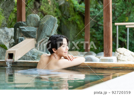 温泉　露天風呂　女子旅 92720359