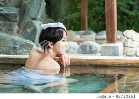 温泉 露天風呂 女子旅 温泉 露天風呂 女子旅 92720361