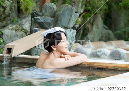 温泉 露天風呂 女子旅 温泉 露天風呂 女子旅 92720365