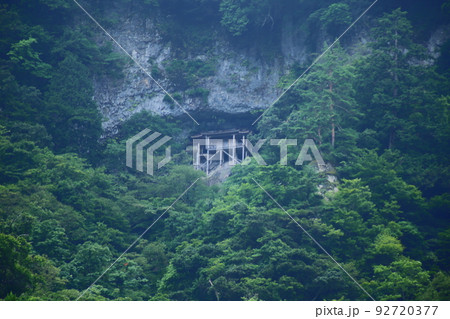 三徳山 三佛寺奥院 投入堂遙拝所からの眺望 【鳥取県三朝町三徳】 三徳山 三佛寺奥院 投入堂遙拝所からの眺望 【鳥取県三朝町三徳】 92720377
