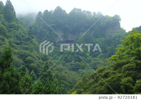 三徳山 三佛寺奥院 投入堂遙拝所からの眺望 【鳥取県三朝町三徳】 三徳山 三佛寺奥院 投入堂遙拝所からの眺望 【鳥取県三朝町三徳】 92720381