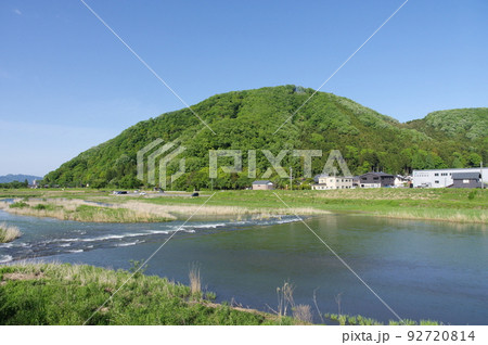 村国山と日野川　 福井県越前市 92720814