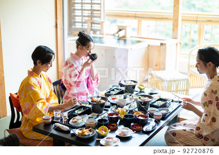 温泉旅行　食事　女子旅 92720876