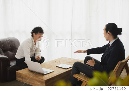 窓辺の男性　 92721140