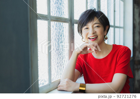 赤いTシャツの女性 赤いTシャツの女性 92721276