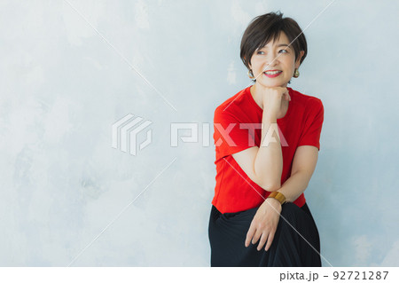 赤いTシャツの女性 92721287