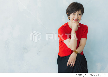赤いTシャツの女性 赤いTシャツの女性 92721288