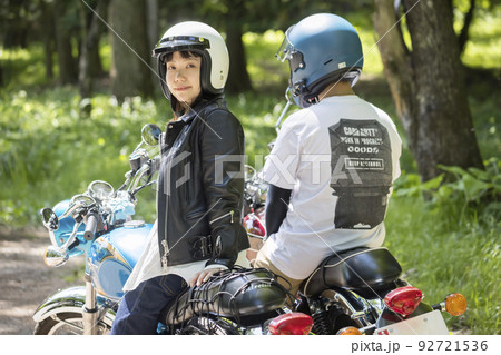 ツーリングイメージ　カップル　バイク女子 92721536