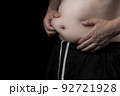 中高年の肥満男性のお腹 92721928