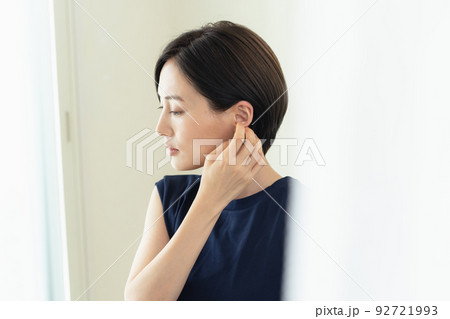 室内で首を気にする女性 室内で首を気にする女性 92721993