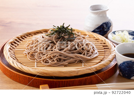 ざる蕎麦を食べる ざる蕎麦を食べる 92722040