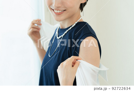 笑顔でシャツを羽織る女性 笑顔でシャツを羽織る女性 92722634