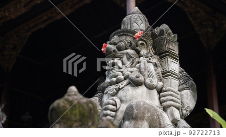 バリヒンドゥ教･ウブド王宮の石像 92722713