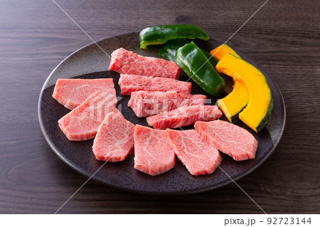 焼肉、カルビ肉の盛り合わせ 92723144