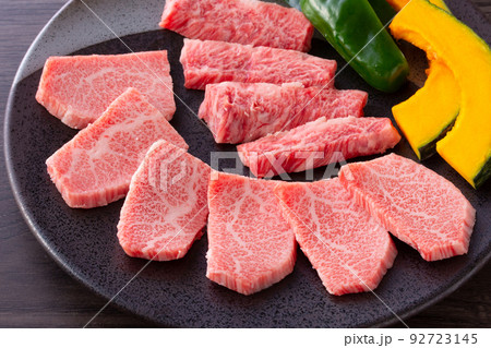 焼肉、カルビ肉の盛り合わせ 92723145