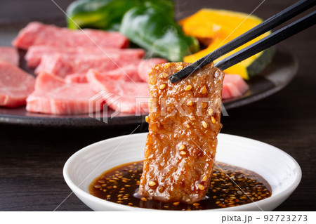 焼肉をタレをつけて食べる 焼肉をタレをつけて食べる 92723273