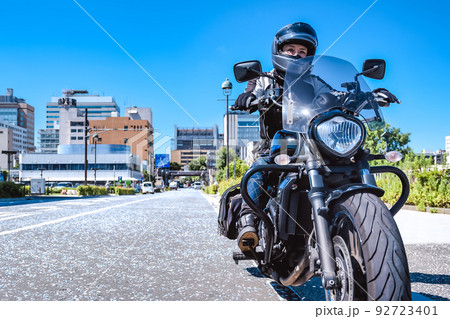横浜をツーリングする女性ライダー 92723401