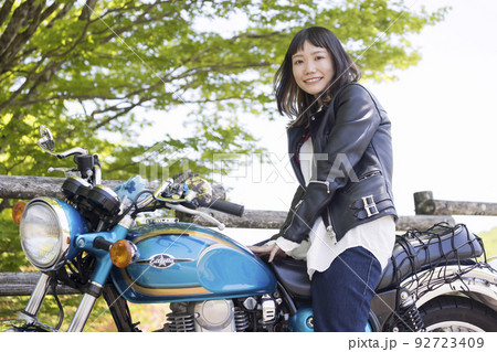 バイク女子イメージ　若い女性 92723409